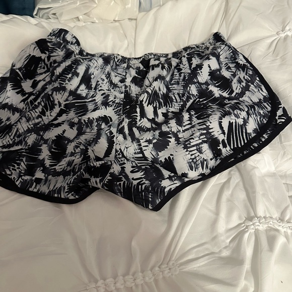 Calvin Klein Monochrome Abstract Shorts - Picture 3 of 4